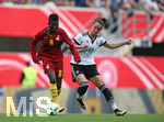 22.07.2016, Fussball Frauen-Lnderspiel , Testspiel, Deutschland - Ghana, in der Benteler-Arena Paderborn. v.l. Priscilla Okyere (Ghana) gegen Simone Laudehr (Deutschland) 