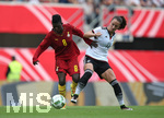 22.07.2016, Fussball Frauen-Lnderspiel , Testspiel, Deutschland - Ghana, in der Benteler-Arena Paderborn. v.l. Priscilla Okyere (Ghana) gegen Simone Laudehr (Deutschland) 