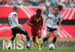 22.07.2016, Fussball Frauen-Lnderspiel , Testspiel, Deutschland - Ghana, in der Benteler-Arena Paderborn. v.l. Simone Laudehr (Deutschland) gegen Priscilla Okyere (Ghana) und Simone Laudehr (Deutschland) 