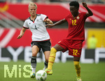 22.07.2016, Fussball Frauen-Lnderspiel , Testspiel, Deutschland - Ghana, in der Benteler-Arena Paderborn. v.l. Leonie Maier (Deutschland) gegen Alice Kusi (Ghana) 