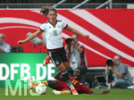 22.07.2016, Fussball Frauen-Lnderspiel , Testspiel, Deutschland - Ghana, in der Benteler-Arena Paderborn. v.l. Melanie Leupolz (Deutschland) gegen Cynthia Abobea (Ghana) 