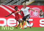 22.07.2016, Fussball Frauen-Lnderspiel , Testspiel, Deutschland - Ghana, in der Benteler-Arena Paderborn. v.l. Regina Antwi (Ghana) gegen Alexandra Popp (Deutschland) 