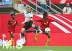 22.07.2016, Fussball Frauen-Lnderspiel , Testspiel, Deutschland - Ghana, in der Benteler-Arena Paderborn. v.l. Alexandra Popp (Deutschland) gegen Mary Essiful (Ghana) 