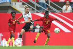 22.07.2016, Fussball Frauen-Lnderspiel , Testspiel, Deutschland - Ghana, in der Benteler-Arena Paderborn. v.l. Alexandra Popp (Deutschland) gegen Mary Essiful (Ghana) 