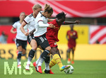 22.07.2016, Fussball Frauen-Lnderspiel , Testspiel, Deutschland - Ghana, in der Benteler-Arena Paderborn. v.l. Tabea Kemme (Deutschland) und Babett Peter (Deutschland) gegen Elizabeth Addo (Ghana) 