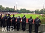 23.07.2016,  Fussball 1.Liga 2016/2017, Testspiel, SpVgg Landshut - FC Bayern Mnchen, in Landshut. Polizei-Staffel bewacht das Spiel vom Balkon aus.