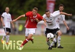 23.07.2016,  Fussball 1.Liga 2016/2017, Testspiel, SpVgg Landshut - FC Bayern Mnchen, in Landshut.  Daniel Hgler (li, Bayern Mnchen) am Ball gegen Benedikt Neumeier (Landshut).