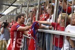 06.08.2016,  Fussball 1.Liga 2016/2017, FC Bayern Mnchen, Training in der Allianz-Arena Mnchen, die Autogramme von Mats Hummels (Bayern Mnchen) sind sehr begehrt.