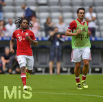 06.08.2016,  Fussball 1.Liga 2016/2017, FC Bayern Mnchen, Training in der Allianz-Arena Mnchen, v.l. Julio dos Santos  und Mats Hummels (FC Bayern Mnchen) 