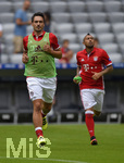 06.08.2016,  Fussball 1.Liga 2016/2017, FC Bayern Mnchen, Training in der Allianz-Arena Mnchen, v.l. Mats Hummels (FC Bayern Mnchen) und Arturo Vidal (FC Bayern Mnchen) 