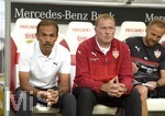 08.08.2016,  Fussball 2.Liga 2016/2017, 1.Spieltag, VfB Stuttgart - FC St. Pauli Hamburg, in der Mercedes-Benz-Arena Stuttgart. v.li: Trainer Jos Luhukay (Stuttgart), Co-Trainer Olaf Janen (Stuttgart), 