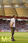 08.08.2016,  Fussball 2.Liga 2016/2017, 1.Spieltag, VfB Stuttgart - FC St. Pauli Hamburg, in der Mercedes-Benz-Arena Stuttgart. Kevin Grokreutz (Stuttgart) nachdenklich auf dem Platz vor dem Spiel.
