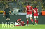 14.08.2016,   DFL Supercup 2016, Borussia Dortmund - FC Bayern Mnchen, im Signal Iduna Park Dortmund. Arturo Vidal (mi., Bayern Mnchen) liegt am Boden