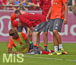 17.08.2016,  Fussball 1.Liga 2016/2017, FC Bayern Mnchen, Training an der Sbenerstrasse.  Kingsley Coman (Bayern Mnchen) liegt verletzt am Boden.