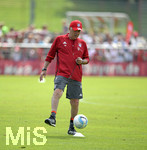 17.08.2016,  Fussball 1.Liga 2016/2017, FC Bayern Mnchen, Training an der Sbenerstrasse. Trainer Carlo Ancelotti (FC Bayern Mnchen) stoppt den Ball.