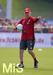 17.08.2016,  Fussball 1.Liga 2016/2017, FC Bayern Mnchen, Training an der Sbenerstrasse. Trainer Carlo Ancelotti (FC Bayern Mnchen) gibt Anweisungen.