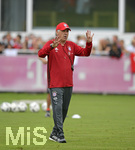 22.08.2016,  Fussball 1.Liga 2016/2017, FC Bayern Mnchen, Training an der Sbenerstrasse. Trainer Carlo Ancelotti (FC Bayern Mnchen) gestikuliert.