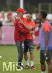 22.08.2016,  Fussball 1.Liga 2016/2017, FC Bayern Mnchen, Training an der Sbenerstrasse. Trainer Carlo Ancelotti (FC Bayern Mnchen) und Franck Ribery (FC Bayern Mnchen) lachen herzlich.