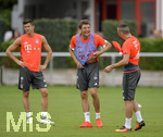 22.08.2016,  Fussball 1.Liga 2016/2017, FC Bayern Mnchen, Training an der Sbenerstrasse. v.li: Robert Lewandowski (FC Bayern Mnchen), Thomas Mller (FC Bayern Mnchen), Franck Ribery (FC Bayern Mnchen).
