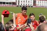 22.08.2016,  Fussball 1.Liga 2016/2017, FC Bayern Mnchen, Training an der Sbenerstrasse. Robert Lewandowski (FC Bayern Mnchen) gibt den Fans am Zaun Autogramme.