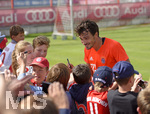 22.08.2016,  Fussball 1.Liga 2016/2017, FC Bayern Mnchen, Training an der Sbenerstrasse. Mats Hummels (Bayern Mnchen) gibt den Fans am Zaun Autogramme.