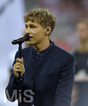 26.08.2016,  Fussball 1.Liga 2016/2017, 1.Spieltag, FC Bayern Mnchen - SV Werder Bremen, in der Allianz Arena Mnchen. Snger Tim Bendzko (Deutschland) singt die Nationalhymne.