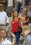 26.08.2016,  Fussball 1.Liga 2016/2017, 1.Spieltag, FC Bayern Mnchen - SV Werder Bremen, in der Allianz Arena Mnchen. Cathy Hummels, die Ehefrau von Mats Hummels (Bayern) lacht nach dem Spiel glcklich. 