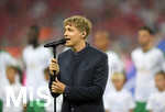 26.08.2016,  Fussball 1.Liga 2016/2017, 1.Spieltag, FC Bayern Mnchen - SV Werder Bremen, in der Allianz Arena Mnchen. Tim Bendzko (Deutschland) singt die deutsche Nationalhymne.