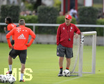 29.08.2016,  Fussball 1.Liga 2016/2017, FC Bayern Mnchen, Training an der Sbenerstrasse. v.li: Franck Ribery (FC Bayern Mnchen) und Trainer Carlo Ancelotti (FC Bayern Mnchen).