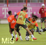 29.08.2016,  Fussball 1.Liga 2016/2017, FC Bayern Mnchen, Training an der Sbenerstrasse. re: Renato Sanches (Bayern Mnchen) am Ball.