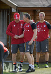 29.08.2016,  Fussball 1.Liga 2016/2017, FC Bayern Mnchen, Training an der Sbenerstrasse. v.li: Trainer Carlo Ancelotti (FC Bayern Mnchen) begrt Physiotherapeut Gianni Bianchi (Bayern Mnchen).