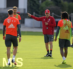 29.08.2016,  Fussball 1.Liga 2016/2017, FC Bayern Mnchen, Training an der Sbenerstrasse. Trainer Carlo Ancelotti (re, FC Bayern Mnchen) gibt den Spielern Anweisungen.