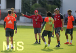 29.08.2016,  Fussball 1.Liga 2016/2017, FC Bayern Mnchen, Training an der Sbenerstrasse. Trainer Carlo Ancelotti (mitte, FC Bayern Mnchen) gibt den Spielern Anweisungen.