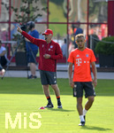 29.08.2016,  Fussball 1.Liga 2016/2017, FC Bayern Mnchen, Training an der Sbenerstrasse. Trainer Carlo Ancelotti (li, FC Bayern Mnchen) gibt den Spielern Anweisungen.