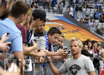 16.09.2016,  Fussball 2.Liga 2016/2017, 5.Spieltag,   TSV 1860 Mnchen - 1.FC Union Berlin, in der Allianz-Arena Mnchen. Stefan Aigner (TSV 1860 Mnchen) macht selfies.
