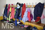 19.10.2016,  Ein Schultag in der Theodor-Heuss-Grundschule in Memmingen.  Vor dem Klassenzimmer ist die Garderobe der Schulkinder voll gehngt mit Jacken. 