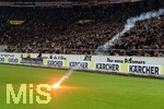 21.10.2016,  Fussball 2.Liga 2016/2017, 10.Spieltag,  VfB Stuttgart - TSV 1860 Mnchen, in der Mercedes-Benz-Arena Stuttgart. Unverbesserliche Lwenfans znden Pyrotechnik und werfen die Leuchtfackeln auch mehrfach auf das Spielfeld und die Ordner und Fotografen davor.