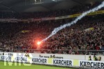 21.10.2016,  Fussball 2.Liga 2016/2017, 10.Spieltag,  VfB Stuttgart - TSV 1860 Mnchen, in der Mercedes-Benz-Arena Stuttgart. Unverbesserliche Lwenfans znden Pyrotechnik und werfen die Leuchtfackeln auch mehrfach auf das Spielfeld und die Ordner und Fotografen davor.