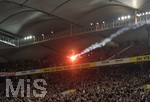 21.10.2016,  Fussball 2.Liga 2016/2017, 10.Spieltag,  VfB Stuttgart - TSV 1860 Mnchen, in der Mercedes-Benz-Arena Stuttgart. Lwenfans werfen Bengalos aufs Spielfeld.
