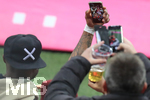 22.10.2016, Fussball 1.Bundesliga 2016/2017, 8.Spieltag, FC Bayern Mnchen - Borussia Mnchengladbach, in der Allianzarena Mnchen.  Torjubel Douglas Costa ( FC Bayern Mnchen) zum 2:0, macht Selfie mit Fan-Handy.  