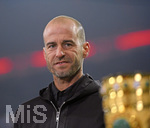 26.10.2016, Fussball DFB Pokal 2016/2017, 2. Runde, FC Bayern Mnchen - FC Augsburg, in der Allianz-Arena Mnchen.   TV-Experte Mehmet Scholl (GER) am Spielfeldrand fr die ARD. 