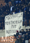 15.11.2016, Fussball Test-Lnderspiel, Italien - Deutschland, im Guiseppe Meazza Stadion in Mailand. Mozzarella Mortadella mit Nutella, Italienische Fans mit einem Plakat.