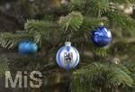 30.11.2016,  Fussball 2.Liga 2016/2017, TSV 1860 Mnchen, Training an der Grnwalderstrasse in Mnchen,  Am Trainingsgelnde steht ein Weihnachtsbaum mit Kugeln im Vereinsdesign mit Lwen-Logo.
