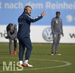 30.11.2016,  Fussball 2.Liga 2016/2017, TSV 1860 Mnchen, Training an der Grnwalderstrasse in Mnchen,  Trainer Daniel Bierofka (TSV 1860 Mnchen) gibt Anweisungen.
