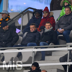 03.12.2016, Fussball 2.Bundesliga 2016/2017, 15.Spieltag, 1860 Mnchen gegen Dynamo Dresden, in der Allianz-Arena Mnchen. Manfred Schwabl schaut zu