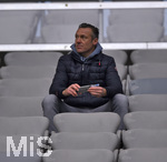 03.12.2016, Fussball 2.Bundesliga 2016/2017, 15.Spieltag, 1860 Mnchen gegen Dynamo Dresden, in der Allianz-Arena Mnchen. Michael Hofmann (Deutschland) sitzt auf den Zuschauerrngen.