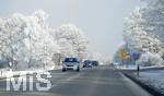 22.01.2017, Bad Wrishofen im Allgu: Winterlandschaftm Autofahrer fahren an winterlichen Bumen vorbei, die Strasse ist trocken.

