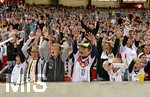 04.09.2017, Fussball WM-Qualifikation, 8.Spieltag, Deutschland - Norwegen, in Stuttgart, Mercedes-Benz-Arena. Zuschauer feiern die deutsche Elf mit de Laola.