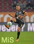 19.09.2017, Fussball 1.Bundesliga 2017/2018, 5.Spieltag, FC Augsburg - RB Leipzig, in der WWK-Arena Augsburg. Willi Orban (RB Leipzig) am Ball.