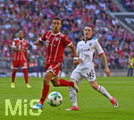 14.10.2017,  Fussball 1.Liga 2017/2018, 8.Spieltag, FC Bayern Mnchen - SC Freiburg, in der Allianz Arena Mnchen. v.li: Thiago (FC Bayern Mnchen) gegen Ryan Kent (Freiburg).